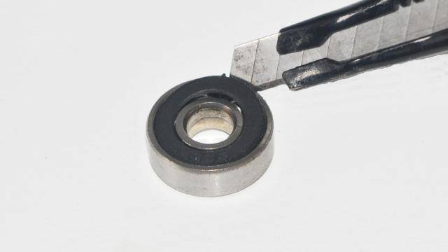 melepas tutup bearing