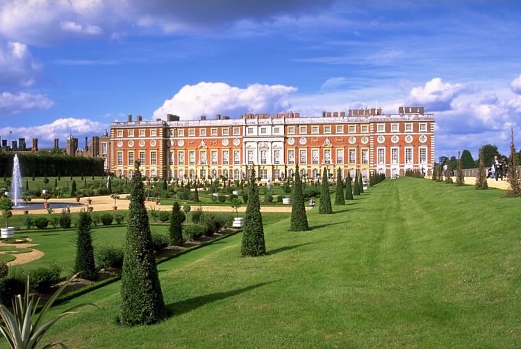 tempat wisata di inggris Hampton Court Palace