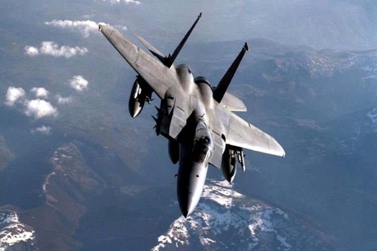gambar pesawat tempur F 15 Eagle