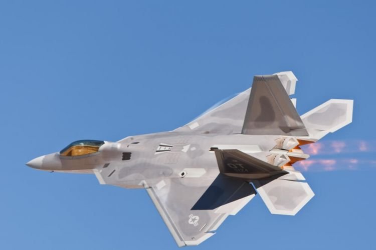 gambar pesawat tempur F-22 Rapor