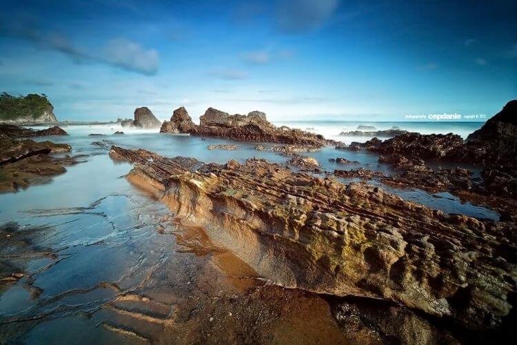 gambar pantai sawarna