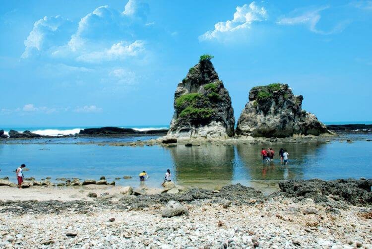 gambar pantai sawarna