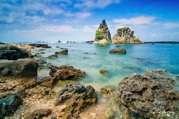 gambar pantai sawarna