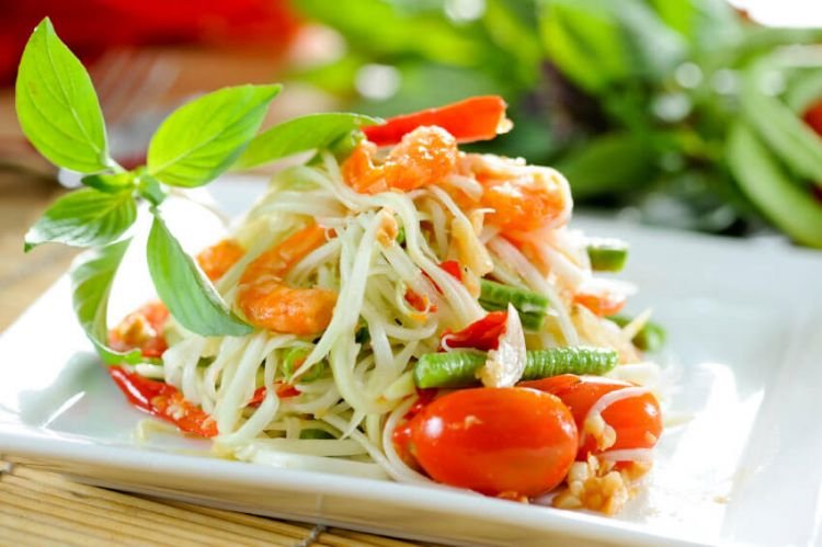 makanan enak salad som tam - thailand